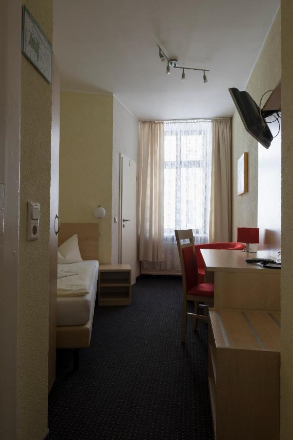 Gaestehaus Lisakowski Pension Am Brautwiesenpark กอร์ลิตซ์ ภายนอก รูปภาพ